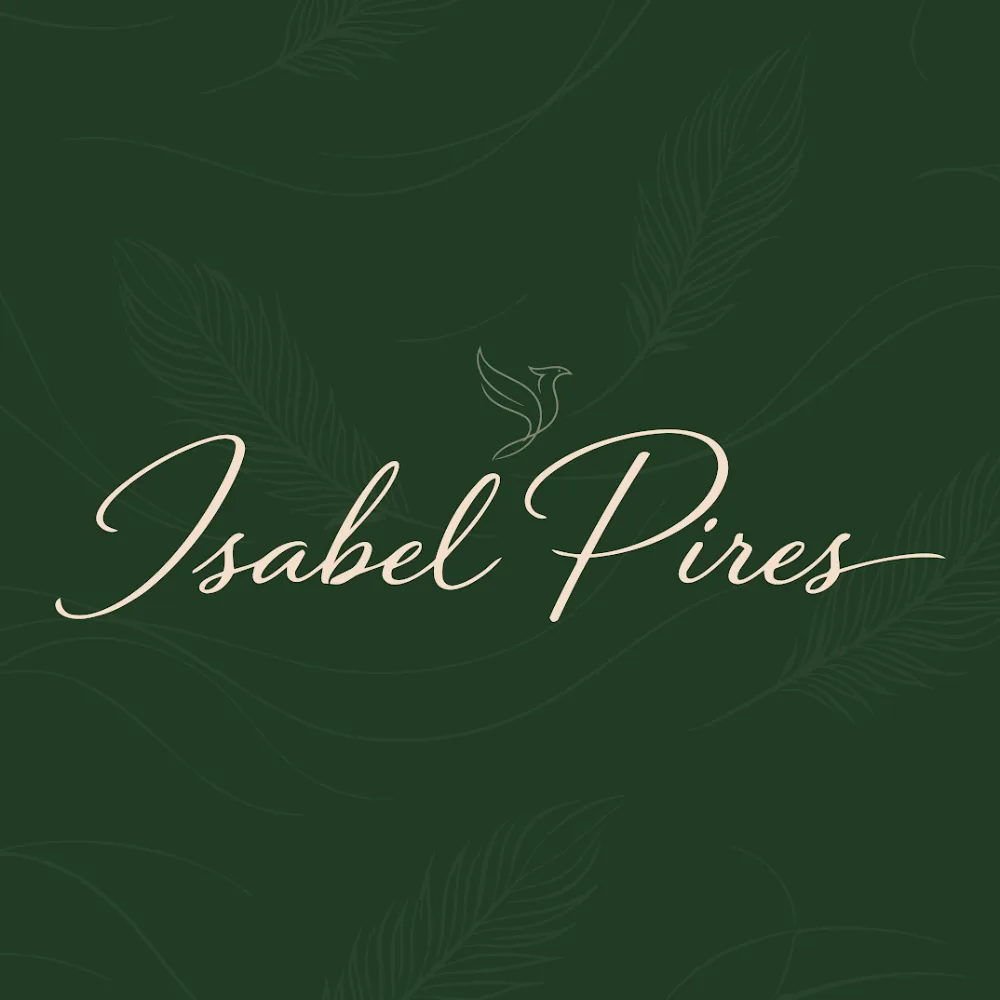 Logotipo sobre verde com penas da identidade visual de Isabel Pires, confeitaria artesanal, bem casados